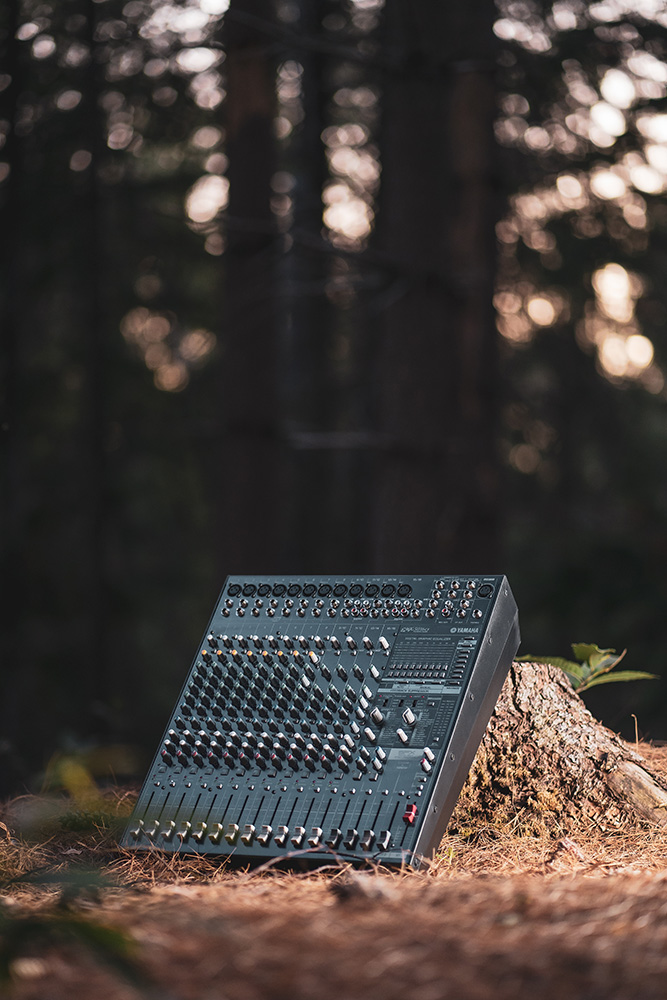 Een creatieve foto van een geluidstafel in het bos