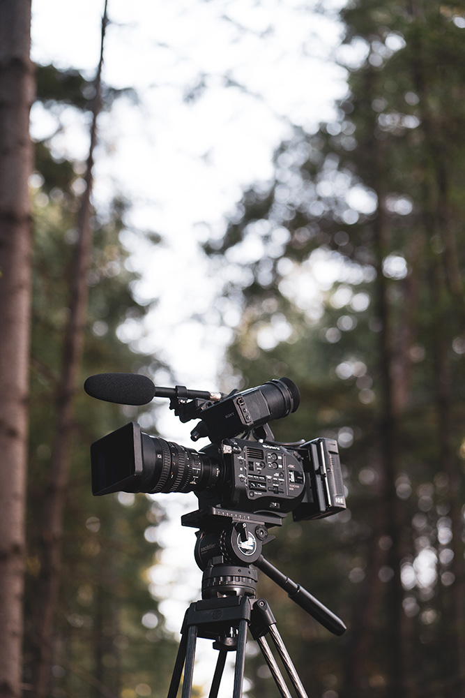 Sony FS7 op een statief in het bos